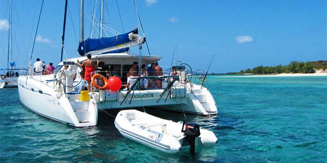 Overnight private luxury catamaran (3)